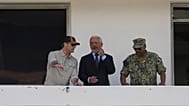 El secretario de Defensa de Estados Unidos, Pete Hegseth, a la izquierda, durante un recorrido por las Esclusas de Miraflores del Canal de Panamá, el 8 de abril de 2025.