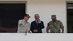 El secretario de Defensa de Estados Unidos, Pete Hegseth, a la izquierda, durante un recorrido por las Esclusas de Miraflores del Canal de Panamá, el 8 de abril de 2025.