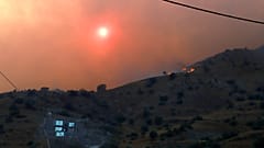 Sol quase desaparece sob fumo de incêndio em Krya Vrysi, Retimno, Creta
