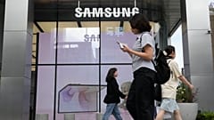Arquivo: Pessoas passam em frente da loja Samsung Gangnam em Seul, Coreia do Sul, quinta-feira, 30 de julho de 2026.