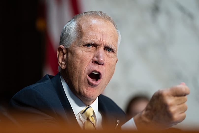 El senador Thom Tillis, republicano por Carolina del Norte, interviene durante una audiencia del Comité Judicial del Senado 