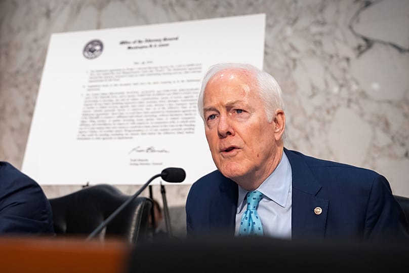 El senador John Cornyn, republicano de Texas, interviene durante una audiencia del Comité Judicial del Senado junto al fiscal general interino Todd Blanche en el Capitolio 