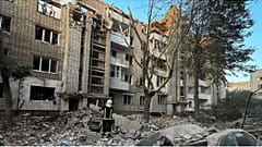 Serviços de emergência começaram a vasculhar escombros após edifício em Lviv ter sido atingido. 30 de julho de 2026.