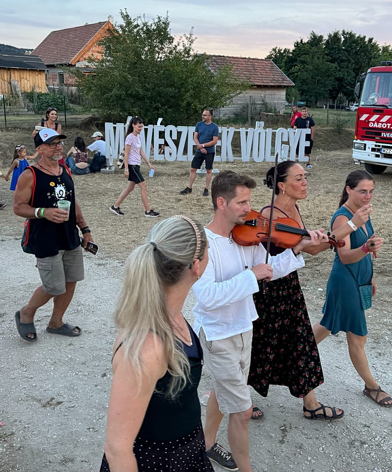 Zenés menet a Művészetek Völgyében