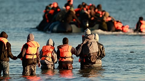 Archivo: Migrantes suben a una pequeña embarcación en un intento de llegar a Reino Unido, miércoles ocho de abril de 2026 en Malo-les-Bains, norte de Francia.