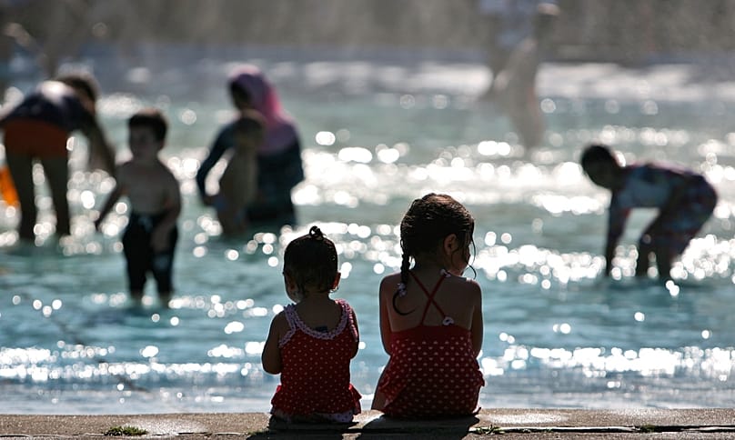 Kinder an einem Brunnen in Berlin - ARCHIV