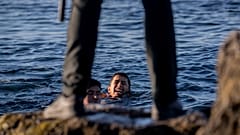Imigrante na praia vigiado pelas autoridades