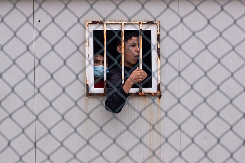 Un joven se aferra a la ventana del centro donde está internado