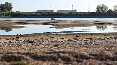 ترى محطة الطاقة النووية "إم في إم باكس" في مدينة باكس بالمجر، التي أغلقت مفاعلها ثلاثة بسبب انخفاض شديد في منسوب مياه نهر الدانوب، الأربعاء 29 يوليو 2026.