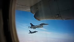 Arquivo - caças F-16 romenos escoltam avião C-27J Spartan durante exercícios de policiamento aéreo da NATO sobre o leste da Roménia, 6 março 2024