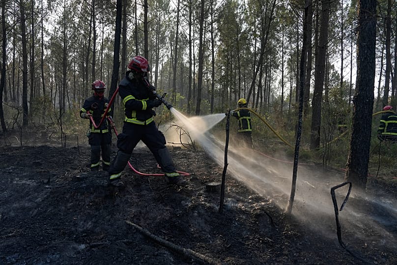 Les pompiers s'efforcent d'éteindre un incendie à Blagon, dans le cadre des feux de forêt qui ravagent le sud-ouest de la France, ce mercredi 29 juillet 2026.