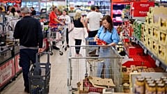 Pessoas compram alimentos num supermercado local durante um apagão nacional em Pamplona, no norte de Espanha, na segunda-feira, 28 de abril de 2025
