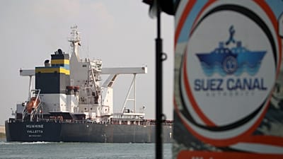 FILE: Navio de carga atravessa a cidade de Ismailia, Egito, 30 de março de 2021