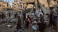 فلسطينيون ينقذون ممتلكاتهم من تحت أنقاض مبنى وخيام دمرت في غارة جوية إسرائيلية على مدينة غزة، الخميس 30 يوليو 2026. (AP Photo/جهاد الشرافي)