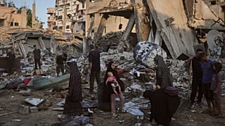 فلسطينيون ينقذون ممتلكاتهم من تحت أنقاض مبنى وخيام دمرت في غارة جوية إسرائيلية على مدينة غزة، الخميس 30 يوليو 2026. (AP Photo/جهاد الشرافي)