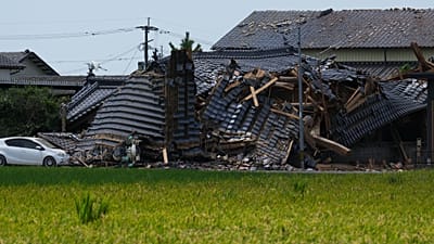 Güney Japonya’daki Hikawa’da bir konut binası, bölgede depremin meydana gelmesinden iki gün sonra, 30 Temmuz 2026 Perşembe günü hasarlı halde görülüyor.