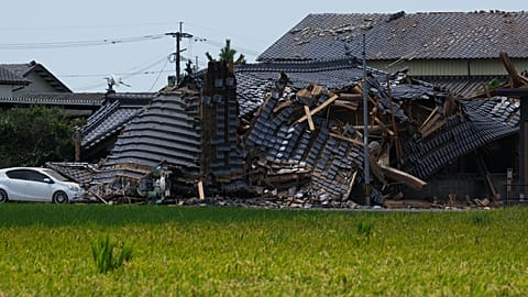Un edificio residencial aparece dañado en Hikawa, sur de Japón, el jueves 30 de julio de 2026, dos días después de que un terremoto sacudiera la zona