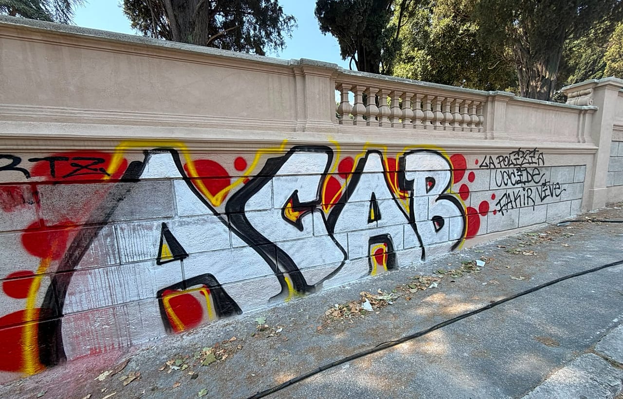 Tuveri'nin müdahalesinden önce Roma'nın tarihî Villa Sciarra'sının dışında graffitiyle kaplanmış bir duvar