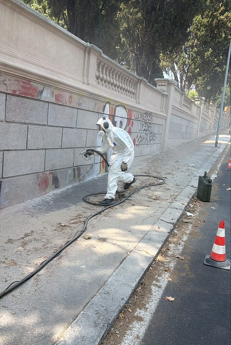 Tuveri, Roma'nın tarihî Villa Sciarra'sının duvarına yapılmış graffitiyi temizlerken
