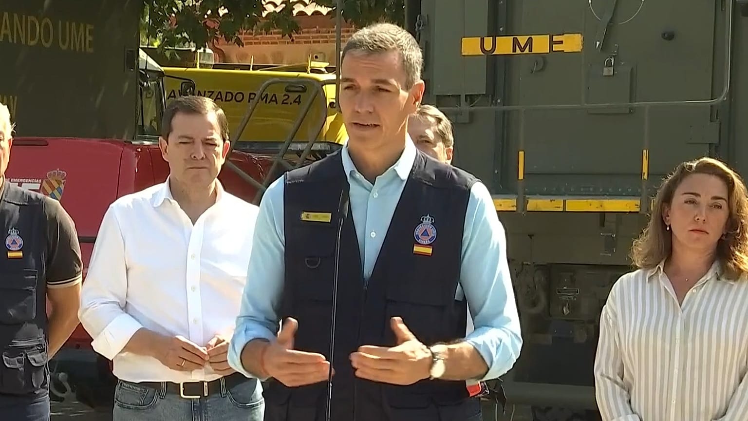 Pedro Sánchez habla a los medios de comunicación.