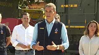 Pedro Sánchez habla a los medios de comunicación.