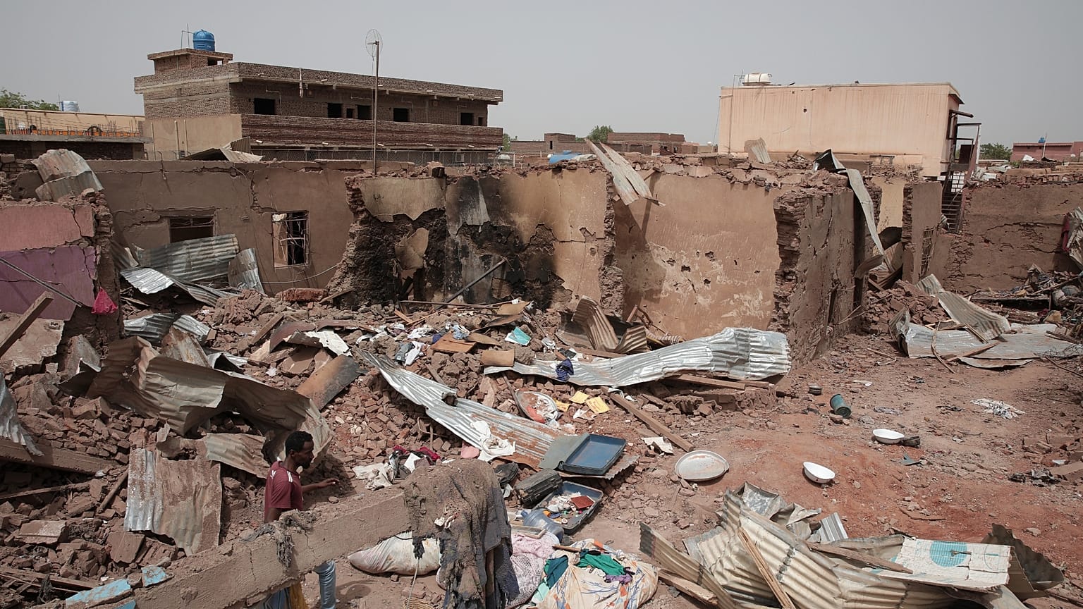  رجل يمر بجوار منزل تضرر في القتال الأخير في الخرطوم بالسودان، الثلاثاء 25 أبريل 2023. لقد مزقت الحرب السودان منذ عام، ومزقته المعارك بين الجيش وقوات الدعم السريع شبه العسكرية