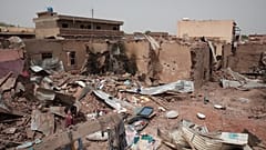  رجل يمر بجوار منزل تضرر في القتال الأخير في الخرطوم بالسودان، الثلاثاء 25 أبريل 2023. لقد مزقت الحرب السودان منذ عام، ومزقته المعارك بين الجيش وقوات الدعم السريع شبه العسكرية