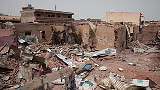  رجل يمر بجوار منزل تضرر في القتال الأخير في الخرطوم بالسودان، الثلاثاء 25 أبريل 2023. لقد مزقت الحرب السودان منذ عام، ومزقته المعارك بين الجيش وقوات الدعم السريع شبه العسكرية