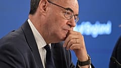Andrew Bailey, governador do Banco de Inglaterra, gesticula durante conferência de imprensa sobre estabilidade financeira, em Londres, terça-feira, 7 de julho de 2026