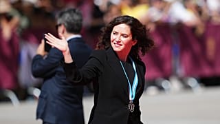 La presidenta de la Comunidad de Madrid, Isabel Díaz Ayuso, espera la llegada del Papa en la Catedral de Santa María de la Almudena en Madrid, España, el 8 de junio de 2026.