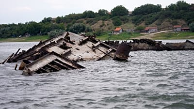 Egy német, a második világháborúból származó hadihajó roncsai a Dunában, a szerbiai Prahovónál, 2022. augusztus 29.