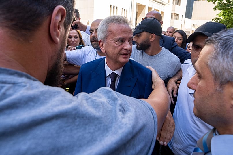 رياض سلامة يحيّي موظفي مصرف لبنان خلال مراسم وداع بمناسبة انتهاء ولايته بعد 30 عاماً في منصب حاكم المصرف المركزي، بيروت، 31 تموز 2023.