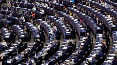 ARQUIVO - Deputados votam a Lei da Inteligência Artificial, quarta-feira, 14 de junho de 2023, no Parlamento Europeu em Estrasburgo, leste de França