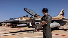 صورة أرشيفية- طيار إسرائيلي يقود طائرة "إف-16" يلتقط صورة تذكارية بالقرب من طائرات مقاتلة تابعة لسلاح الجو