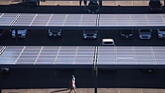 Pessoas caminham por um parque de estacionamento com painéis solares perto do Lincoln Financial Field, a 8 de setembro de 2025, em Filadélfia.