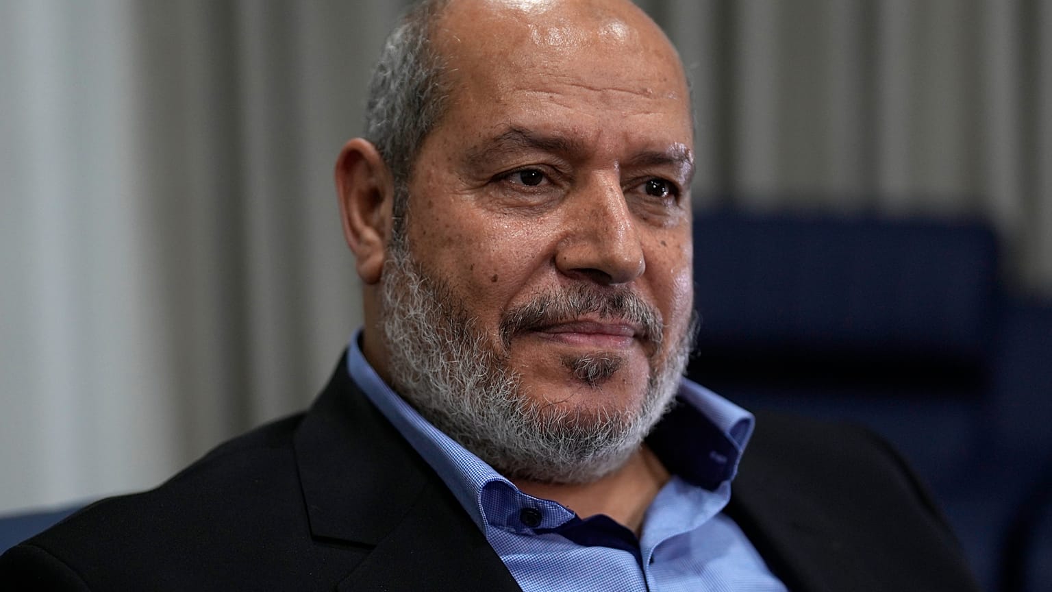 خليل الحية، مسؤول رفيع المستوى في حماس مثل الجماعة الفلسطينية المسلحة في المفاوضات بشأن وقف إطلاق النار واتفاق تبادل الرهائن، يجري مقابلة في إسطنبول