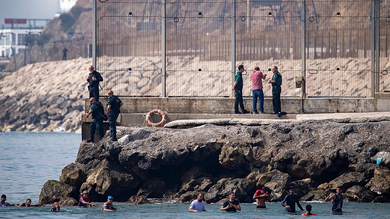 Cientos de personas entrando a nado en Ceuta, 30 de julio de 2026