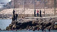 Cientos de personas entrando a nado en Ceuta, 30 de julio de 2026
