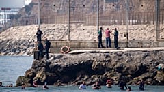Cientos de personas entrando a nado en Ceuta, 30 de julio de 2026