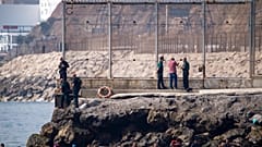 Centenas de pessoas entram a nado em Ceuta, 30 de julho de 2026