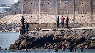 Cientos de personas entrando a nado en Ceuta, 30 de julio de 2026
