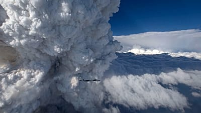 Ein Forschungsflugzeug fliegt durch eine Feuerwolke über Kalifornien.