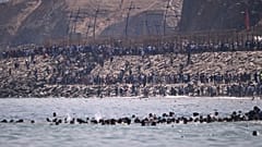 Migrantes atravessam de Marrocos para o enclave espanhol de Ceuta, quinta-feira, 30 de julho de 2026