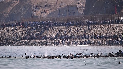 Migrantes cruzan de Marruecos al enclave español de Ceuta, jueves, 30 de julio de 2026. (