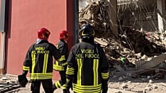 I vigili del fuoco intervenuti a Messina per il crollo di una palazzina