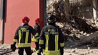 I vigili del fuoco intervenuti a Messina per il crollo di una palazzina