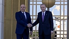 الرئيس التركي رجب طيب أردوغان يصافح نظيره اللبناني جوزاف عون قبيل اجتماعهما في القصر الرئاسي بالعاصمة التركية أنقرة، 30 تموز 2026.