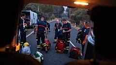 Varios bomberos se preparan para continuar con la extinción de un foco en el municipio de El Tiemblo, Ávila, el 29 de julio de 2026
