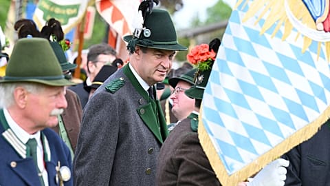 Participa no domingo, 5 de maio de 2024, em Lenggries, o primeiro-ministro da Baviera, Markus Söder, no Dia do Patrono dos Gebirgsschützen bávaros.