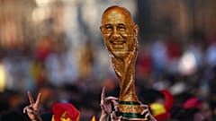 مشجع يحمل صورة لويس دي لا فوينتي في مدريد خلال احتفالات تتويج إسبانيا بكأس العالم 2026 بعد الفوز على الأرجنتين في النهائي.